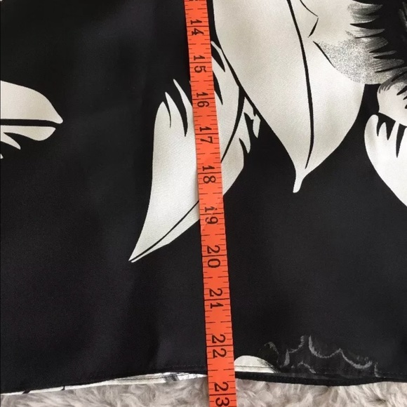 White House Black Market silk floral blouse 0 - Picture 8 of 8